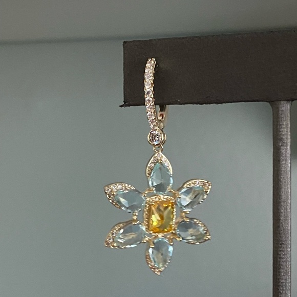 Sayabling Cushion Cut Yellow lab Sapphire Daisy Flower Earrings - Picture 12 of 16
